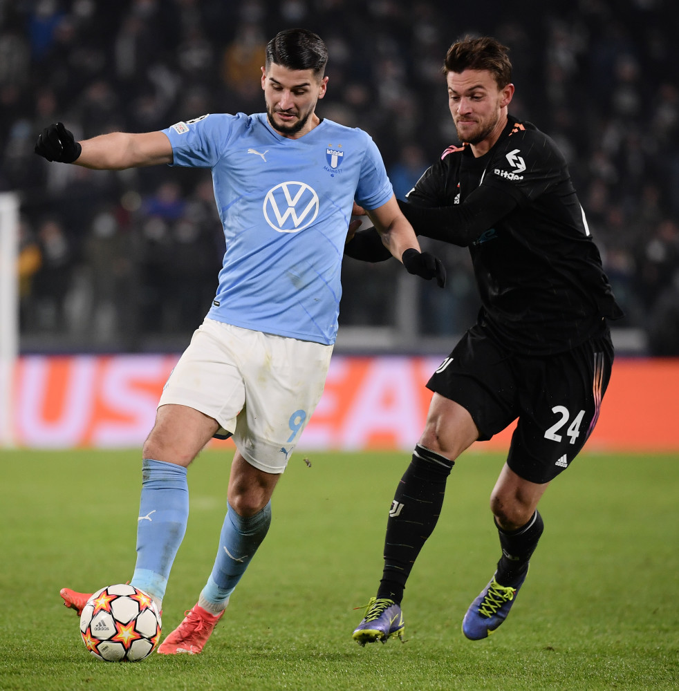 美因茨后卫第9次染红，成为德甲历史被红牌罚下最多的球员（美因茨后卫第9次被罚下，登顶德甲历史红牌榜）