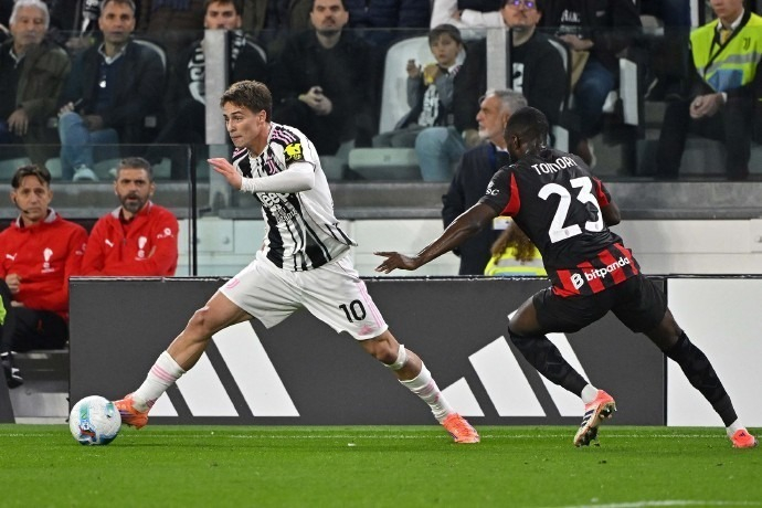 英超第13轮切尔西对阵阿森纳，双方均状态出色，争夺争冠席位，赛果待定。（英超第13轮：切尔西迎战阿森纳，双方状态正佳，力争跻身争冠行列，胜负未明）