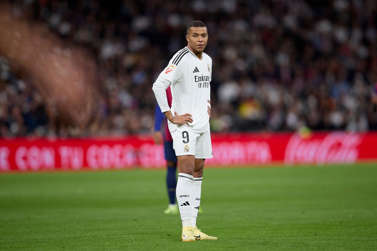 足球报：梅州客家经济困难无法妥善解决，也没总经理主持局面（足球报：梅州客家财务难题迟迟未解，总经理缺位无人主事）