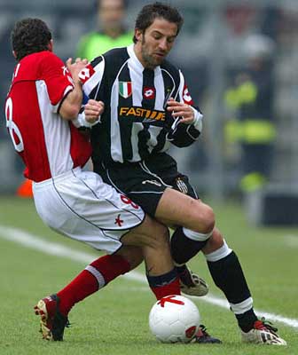 杠上！卡拉格喷费迪南德：草根代言人，怎么不聊聊世界杯票价（正面刚！卡拉格怼费迪南德：既是草根代言人，何不谈谈世界杯票价？）