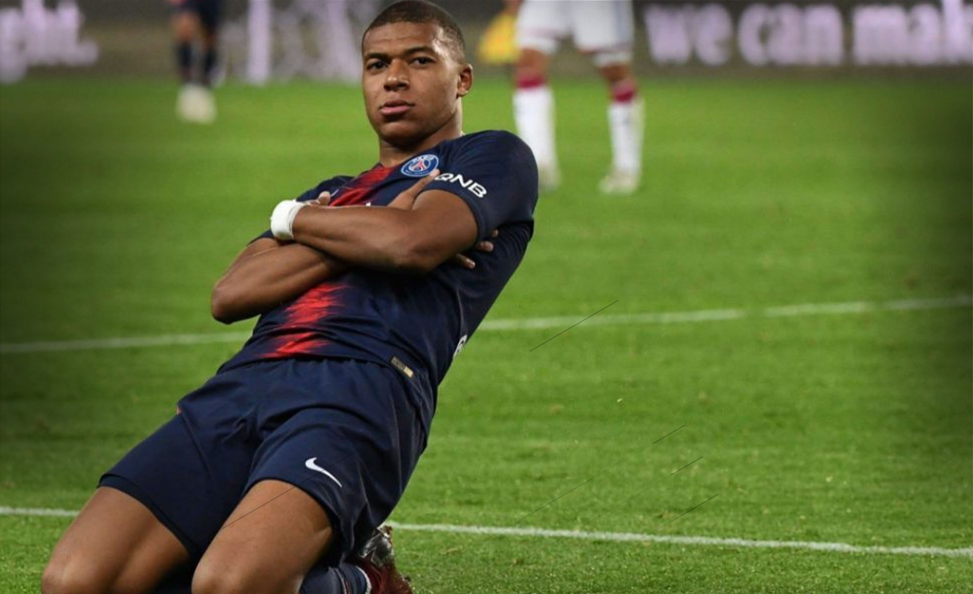 感谢恩师，出自崇明基地的海港球员将奖牌挂在徐根宝脖子上