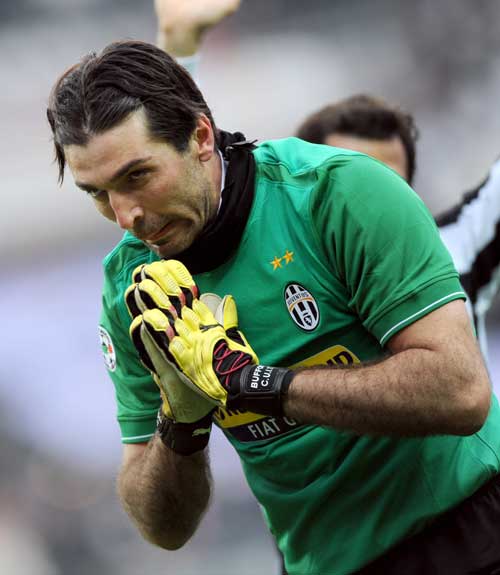 在与新西兰女足的友谊赛中，克尔受邀在一位球迷的孕肚上签名