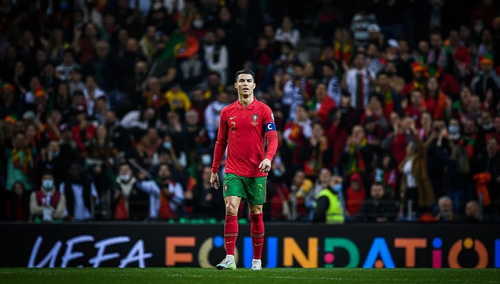 西媒：因欠薪等问题，近50名建筑工人在诺坎普球场外抗议（西媒称：约50名建筑工人因拖欠工资等问题在诺坎普外示威）