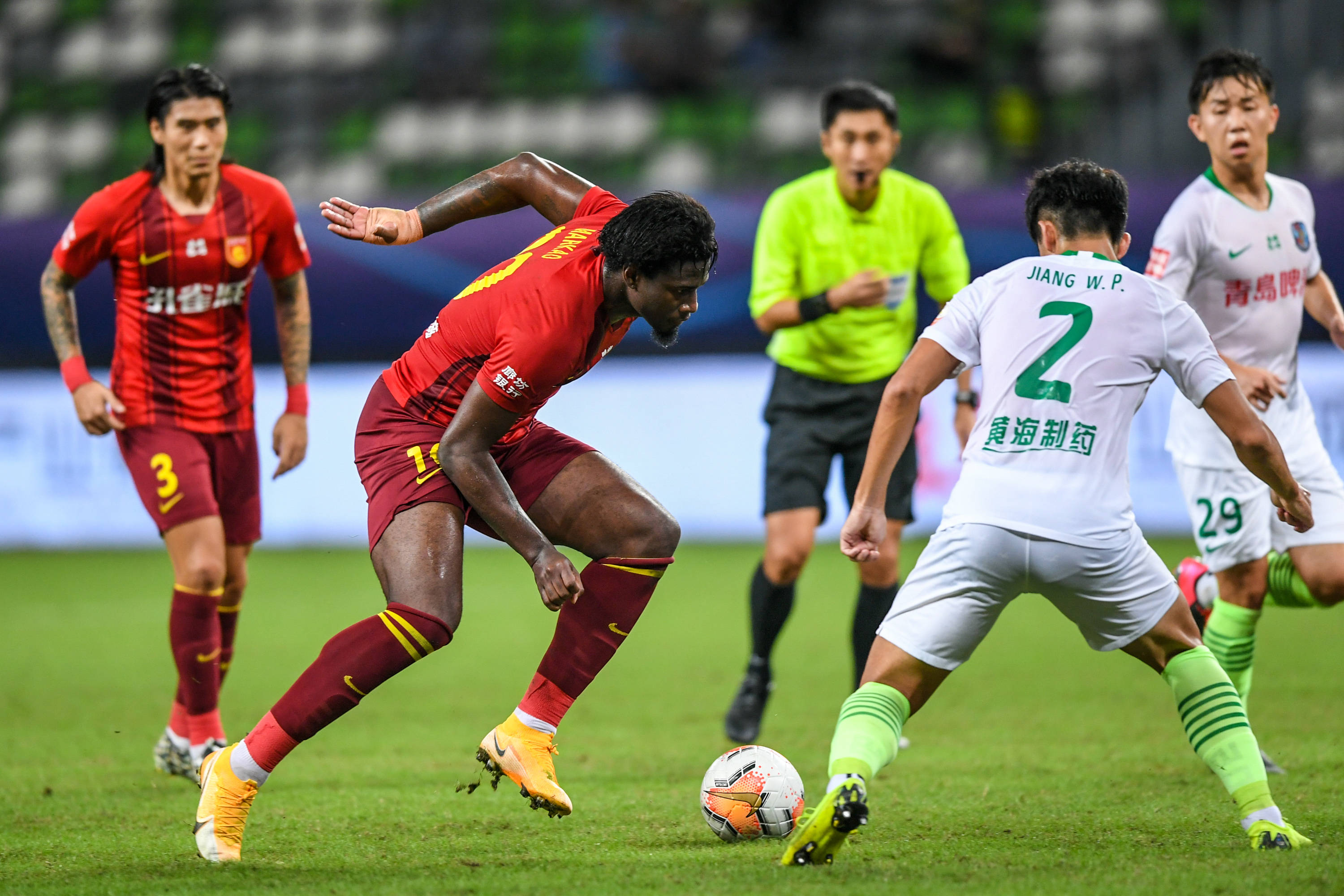 罗马诺：巴萨与多家英超俱乐部正在非洲杯考察埃永（罗马诺称：巴萨与多支英超球队在非洲杯现场考察埃永）