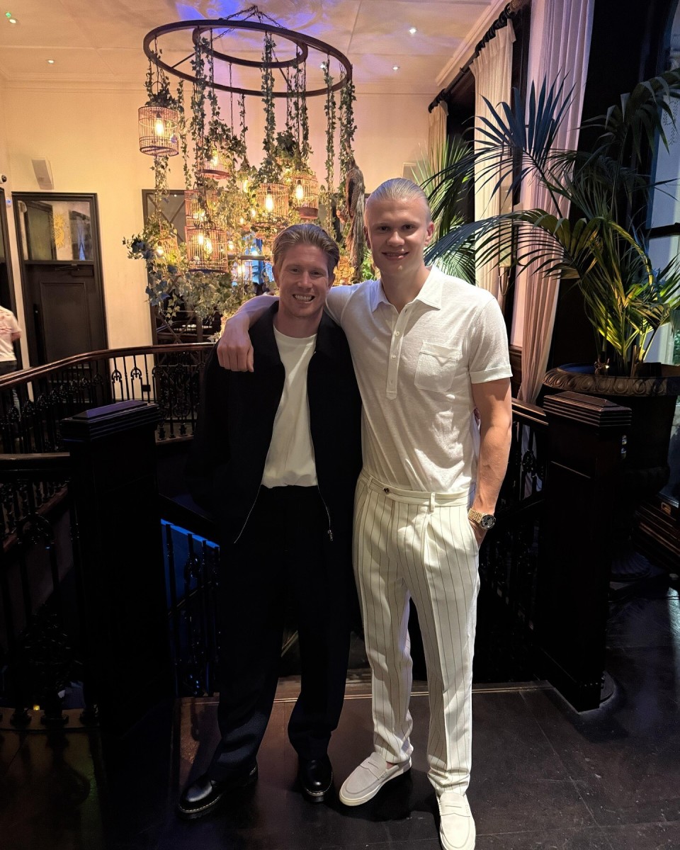 罗马诺：曼联已与内维斯的经纪人交谈，但还没有和新月正式谈判（罗马诺：曼联已接触内维斯经纪人，暂未与新月展开正式谈判）